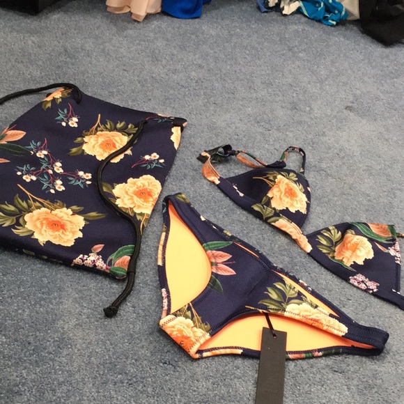 TRIANGL Navy Floral Bikini w/matching bag - Picture 5 of 5